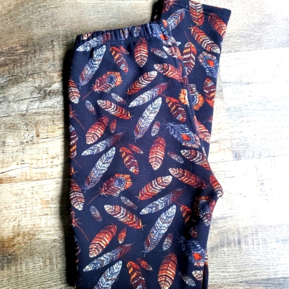 ⭐2/$20 Fleece-lined feather-print leggings